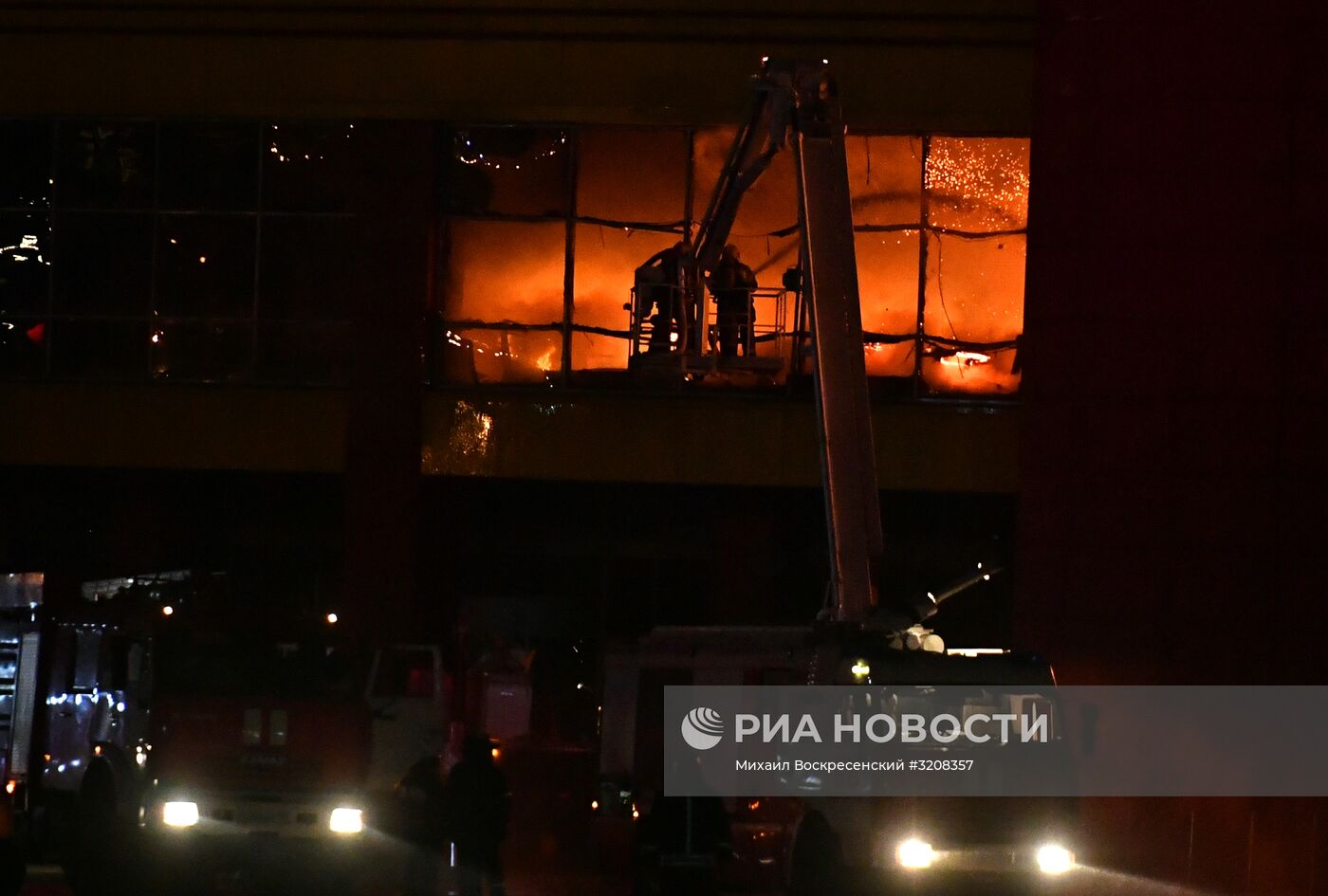 Пожар в торговом центре "Синдика" в Москве