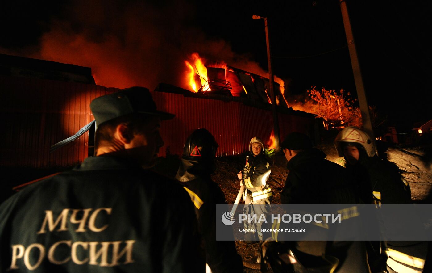 Пожар на вещевом рынке "Восточный" в Ростове-на-Дону