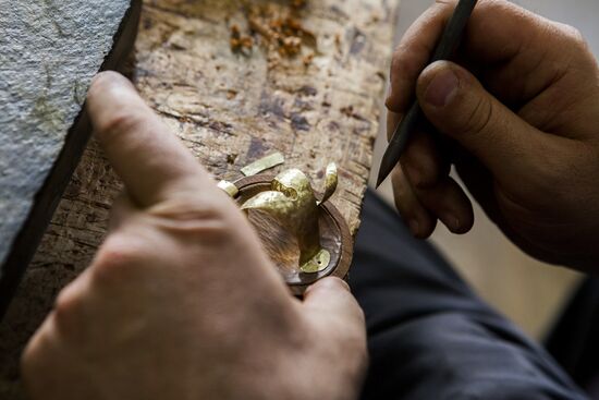 Изготовление украшений в мастерской Цхинвала