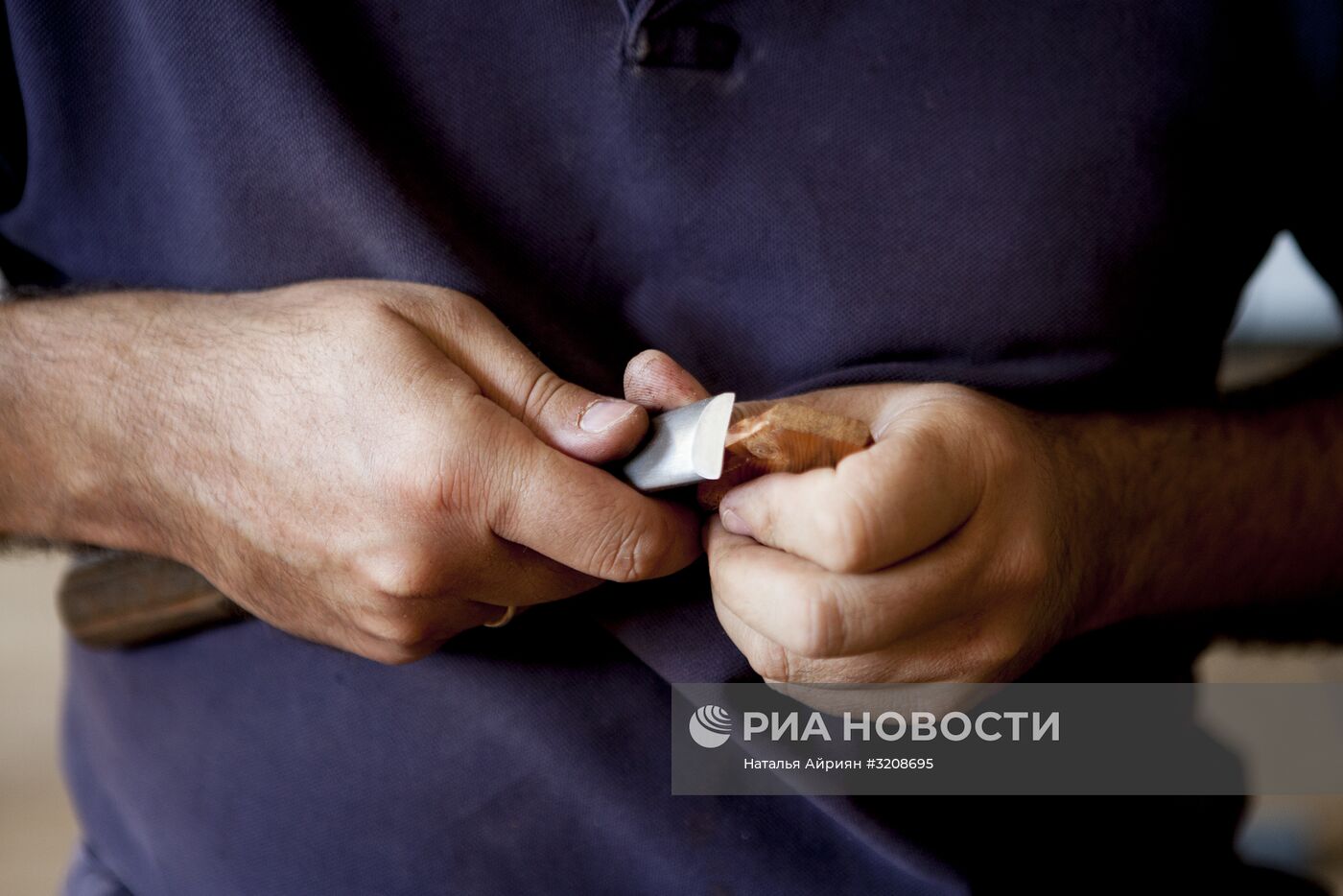 Изготовление украшений в мастерской Цхинвала