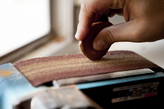 Изготовление украшений в мастерской Цхинвала