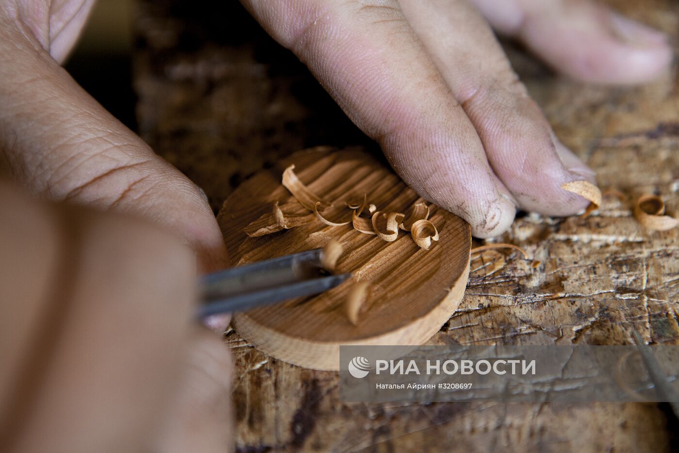 Изготовление украшений в мастерской Цхинвала