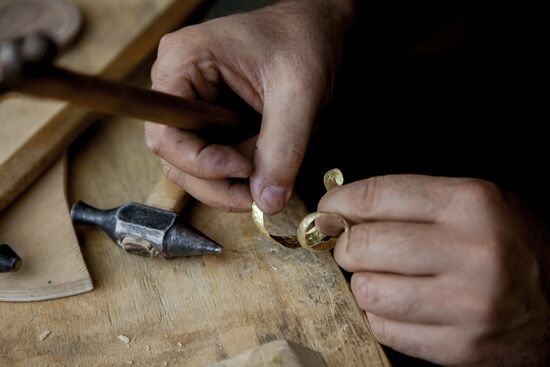 Изготовление украшений в мастерской Цхинвала