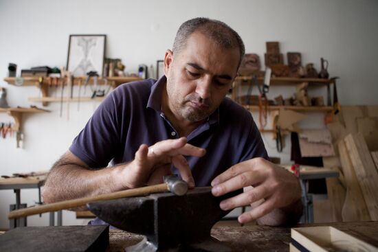 Изготовление украшений в мастерской Цхинвала