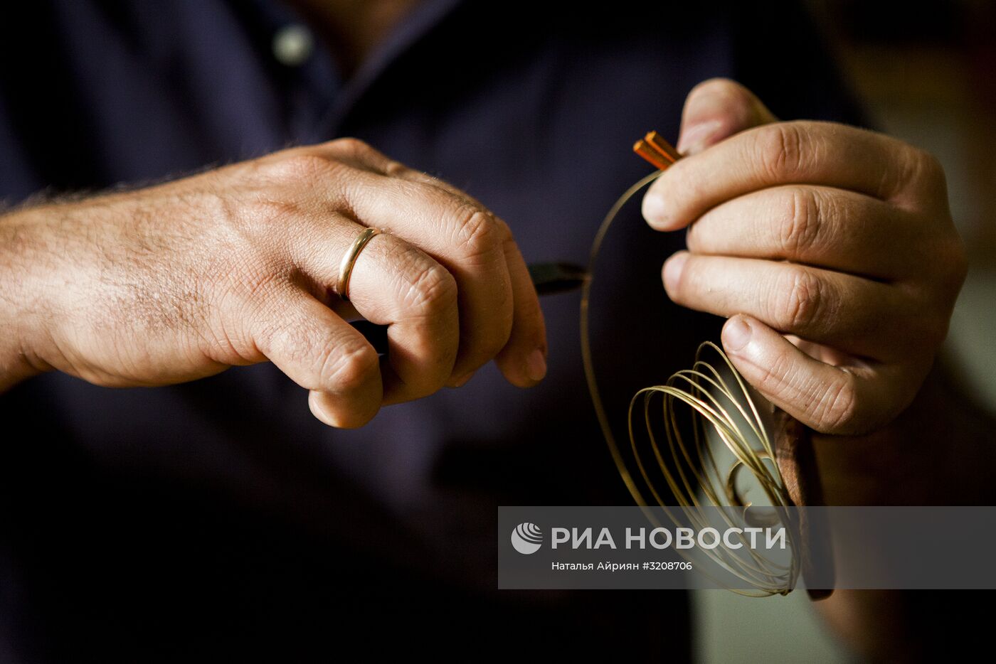 Изготовление украшений в мастерской Цхинвала