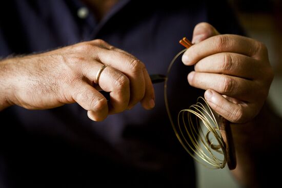 Изготовление украшений в мастерской Цхинвала