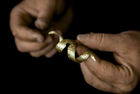 Изготовление украшений в мастерской Цхинвала