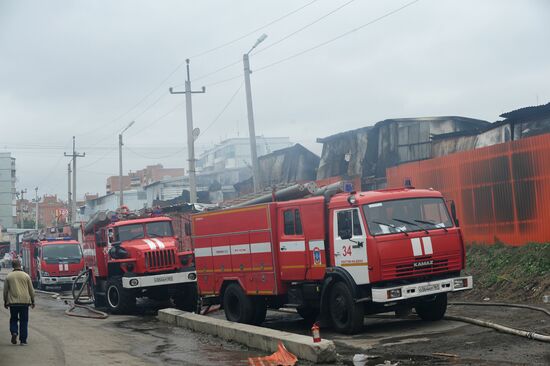 Пожар на вещевом рынке "Восточный" в Ростове-на-Дону