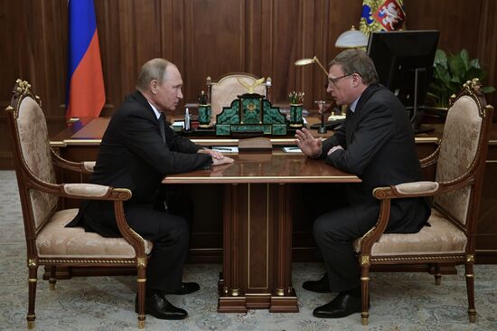 Рабочая встреча президента РФ В. Путина с врио губернатора Омской области А. Бурковым