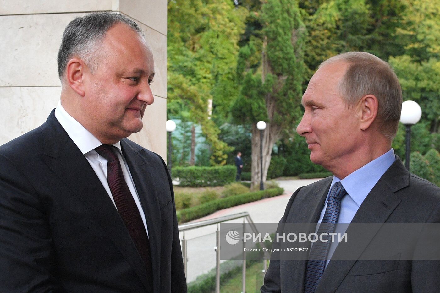 Президент РФ В. Путин встретился с президентом Молдовы И. Додоном