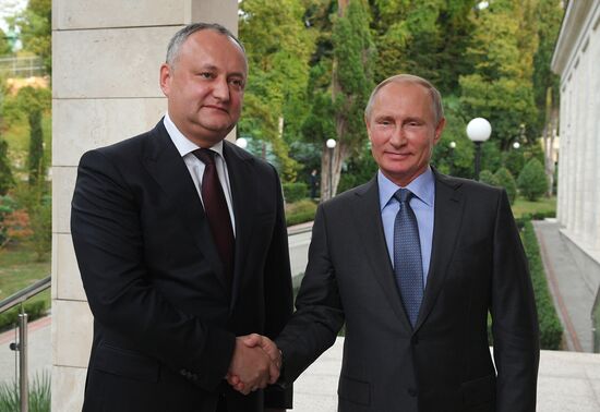 Президент РФ В. Путин встретился с президентом Молдовы И. Додоном