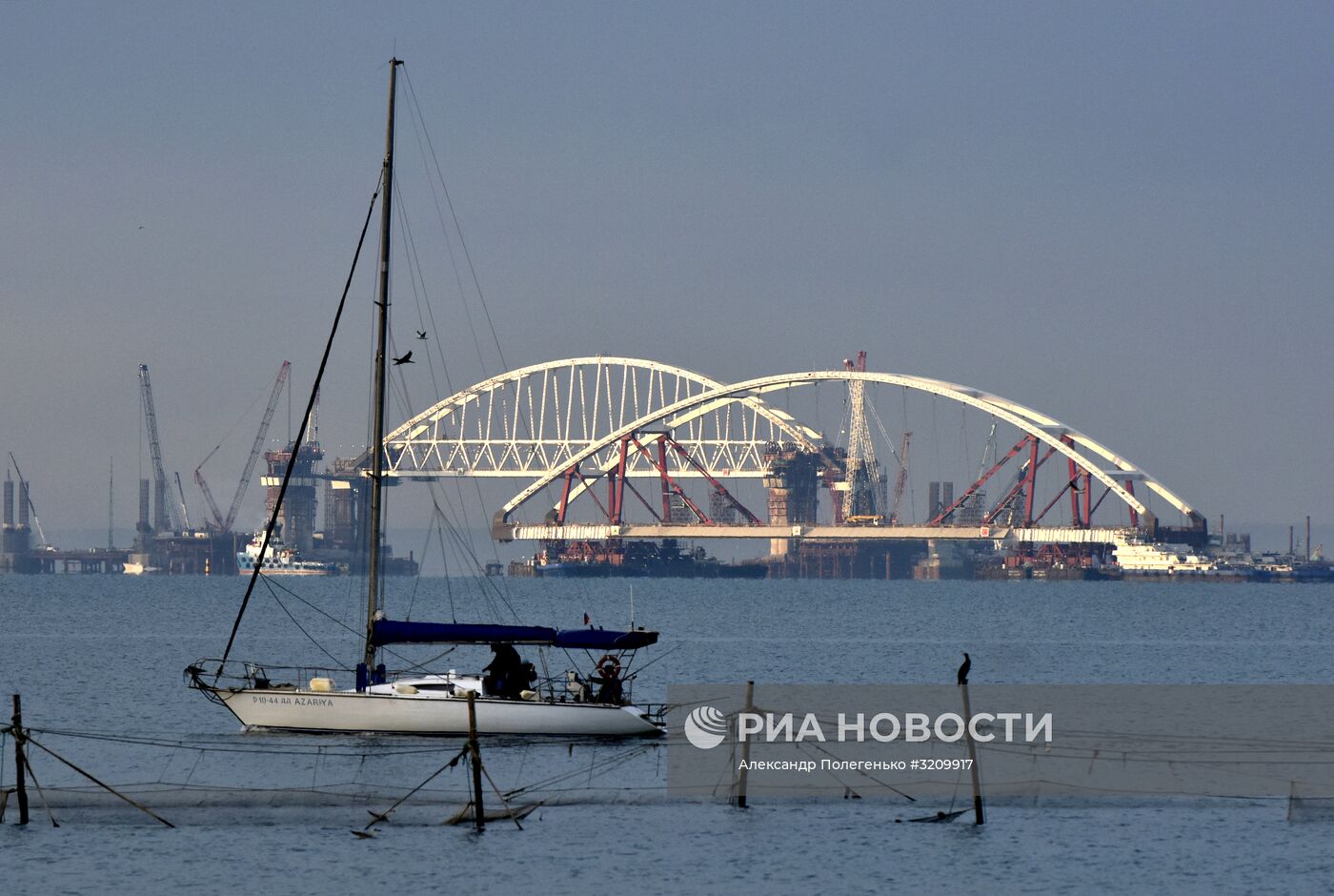 Установка автодорожной арки Крымского моста