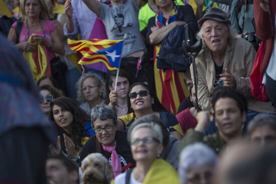 Глава Каталонии призвал приостановить провозглашение независимости