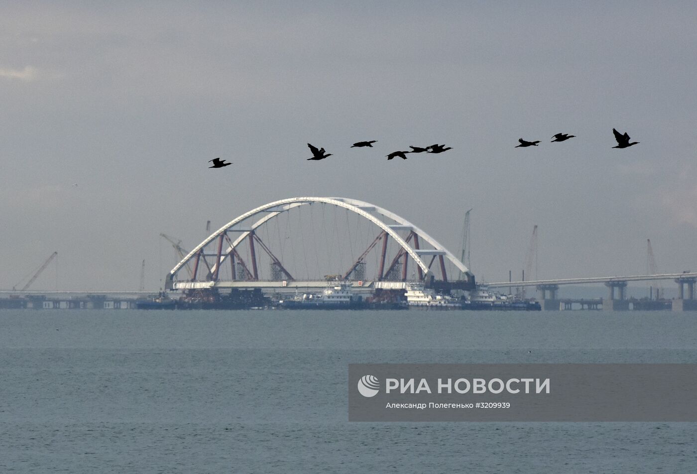 Установка автодорожной арки Крымского моста