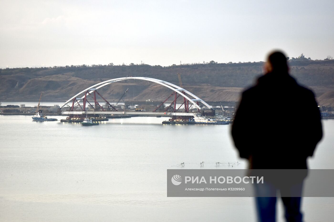 Установка автодорожной арки Крымского моста