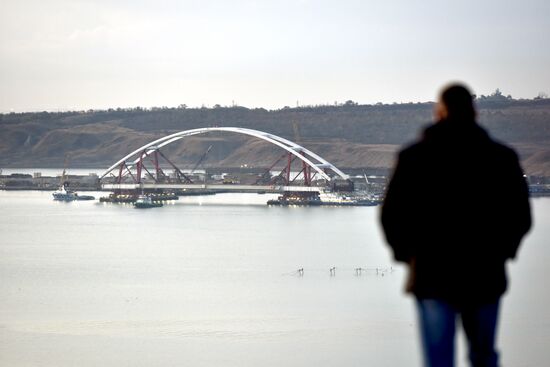 Установка автодорожной арки Крымского моста