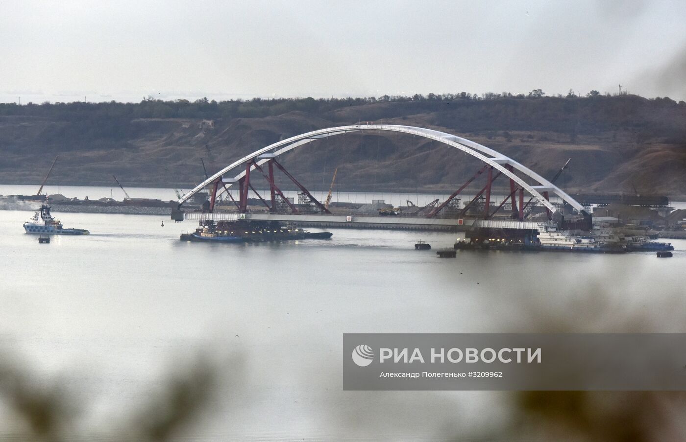 Установка автодорожной арки Крымского моста