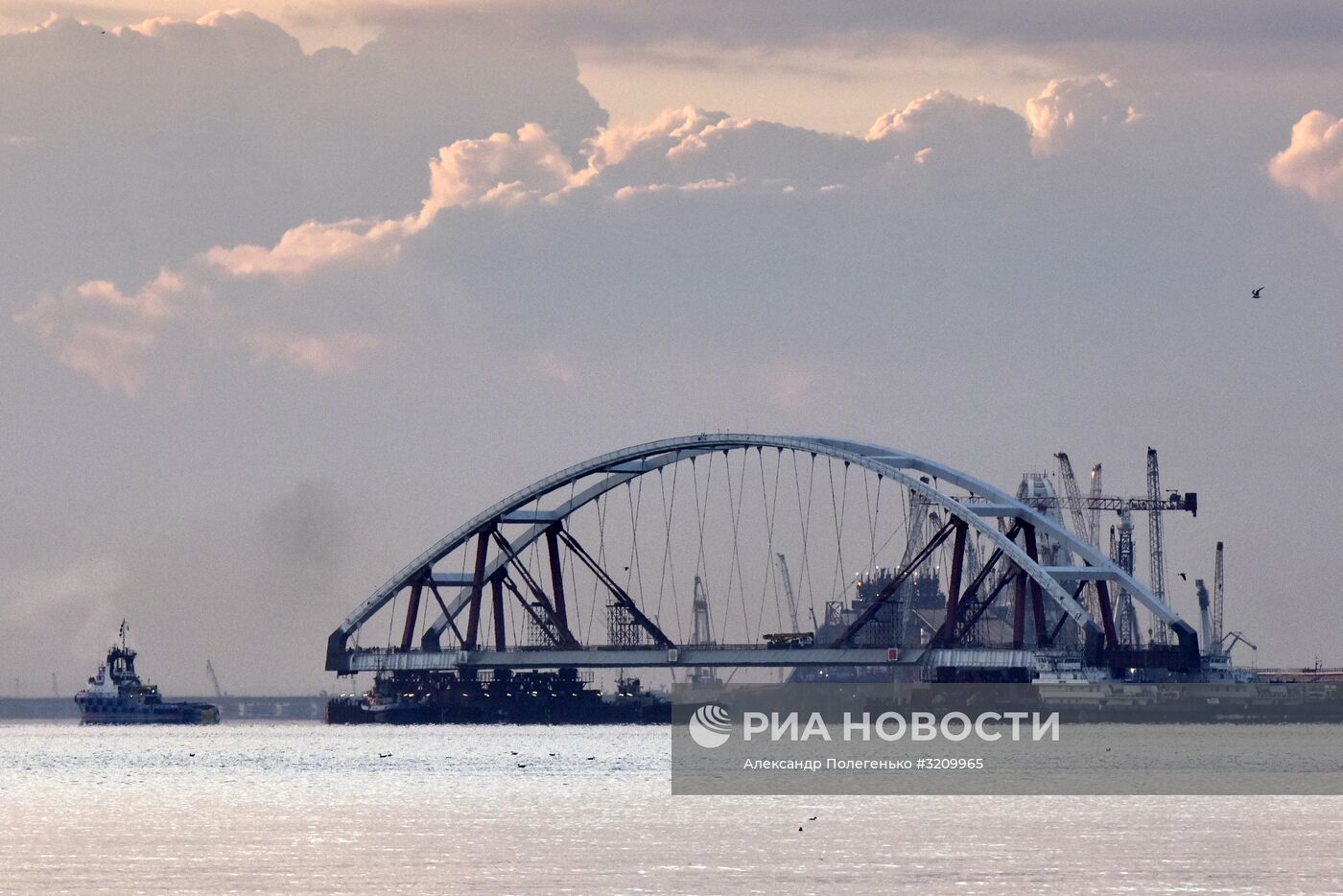 Установка автодорожной арки Крымского моста