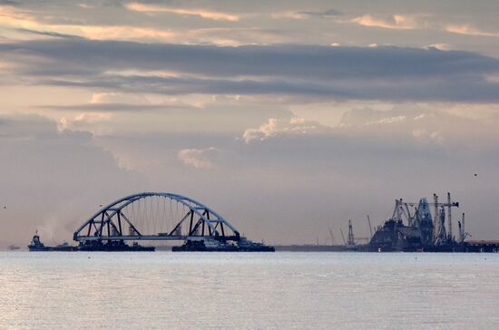 Установка автодорожной арки Крымского моста