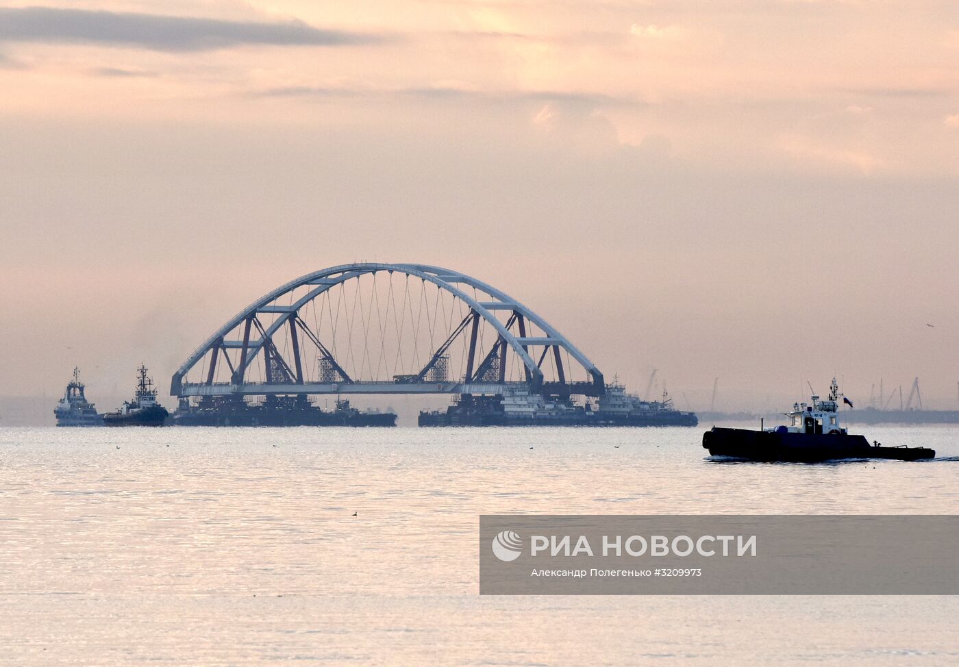 Установка автодорожной арки Крымского моста