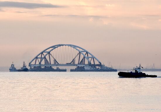 Установка автодорожной арки Крымского моста