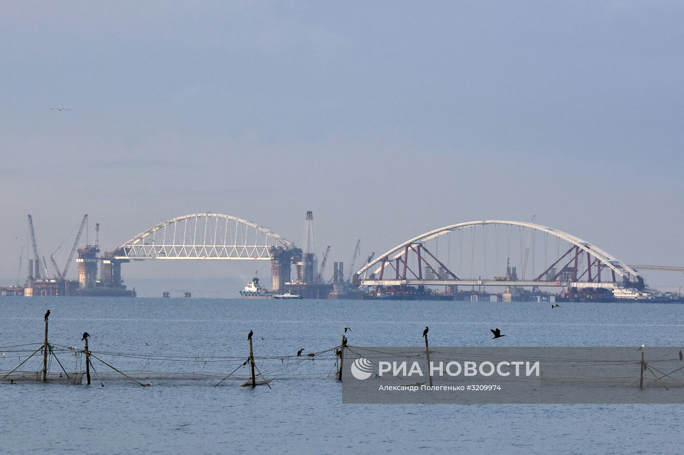 Установка автодорожной арки Крымского моста
