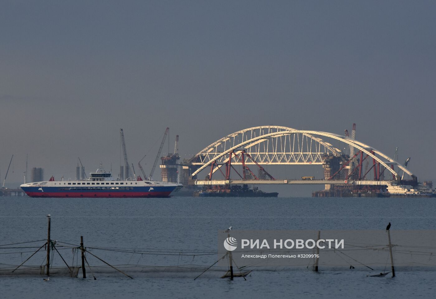 Установка автодорожной арки Крымского моста