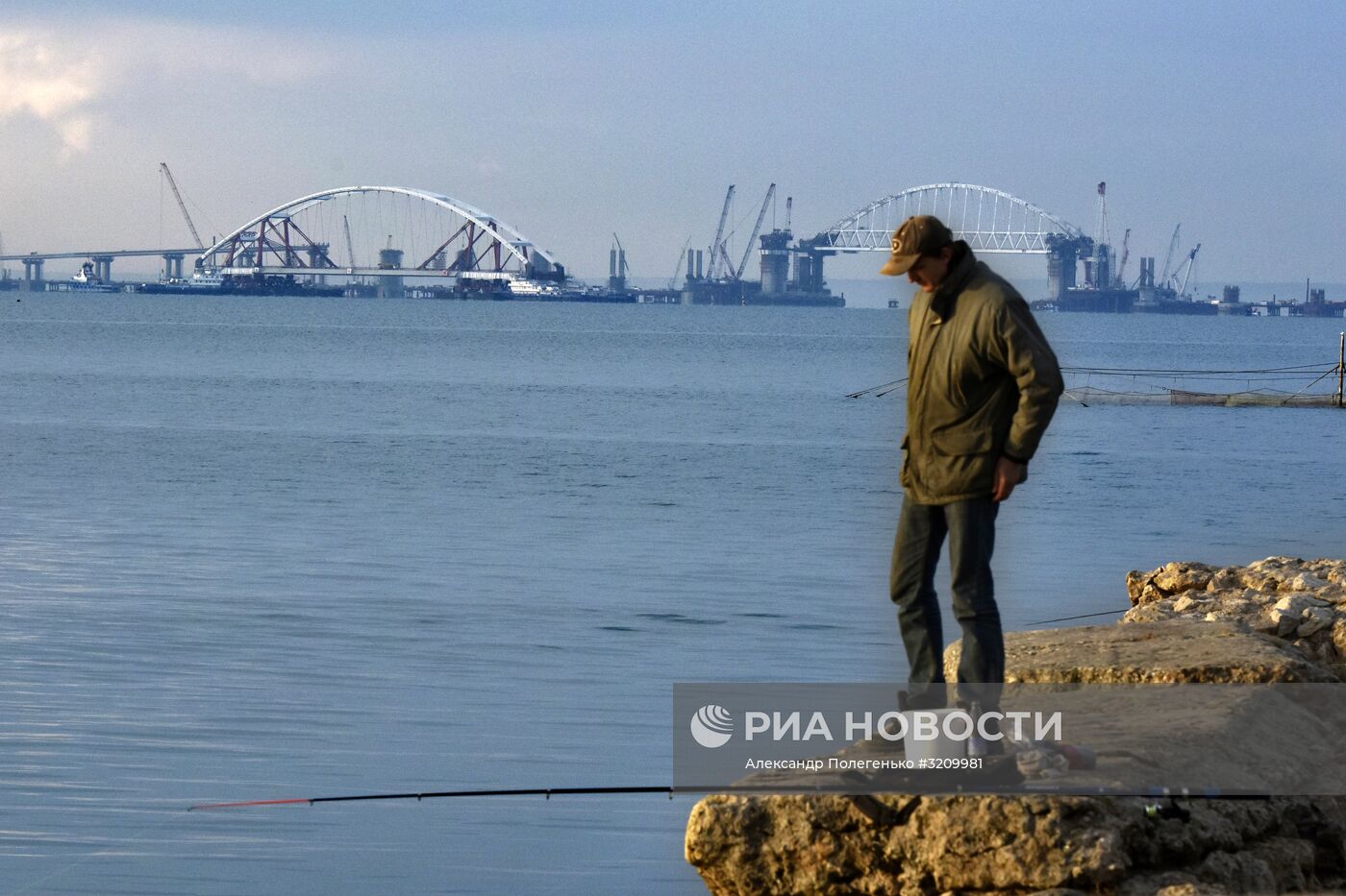 Установка автодорожной арки Крымского моста