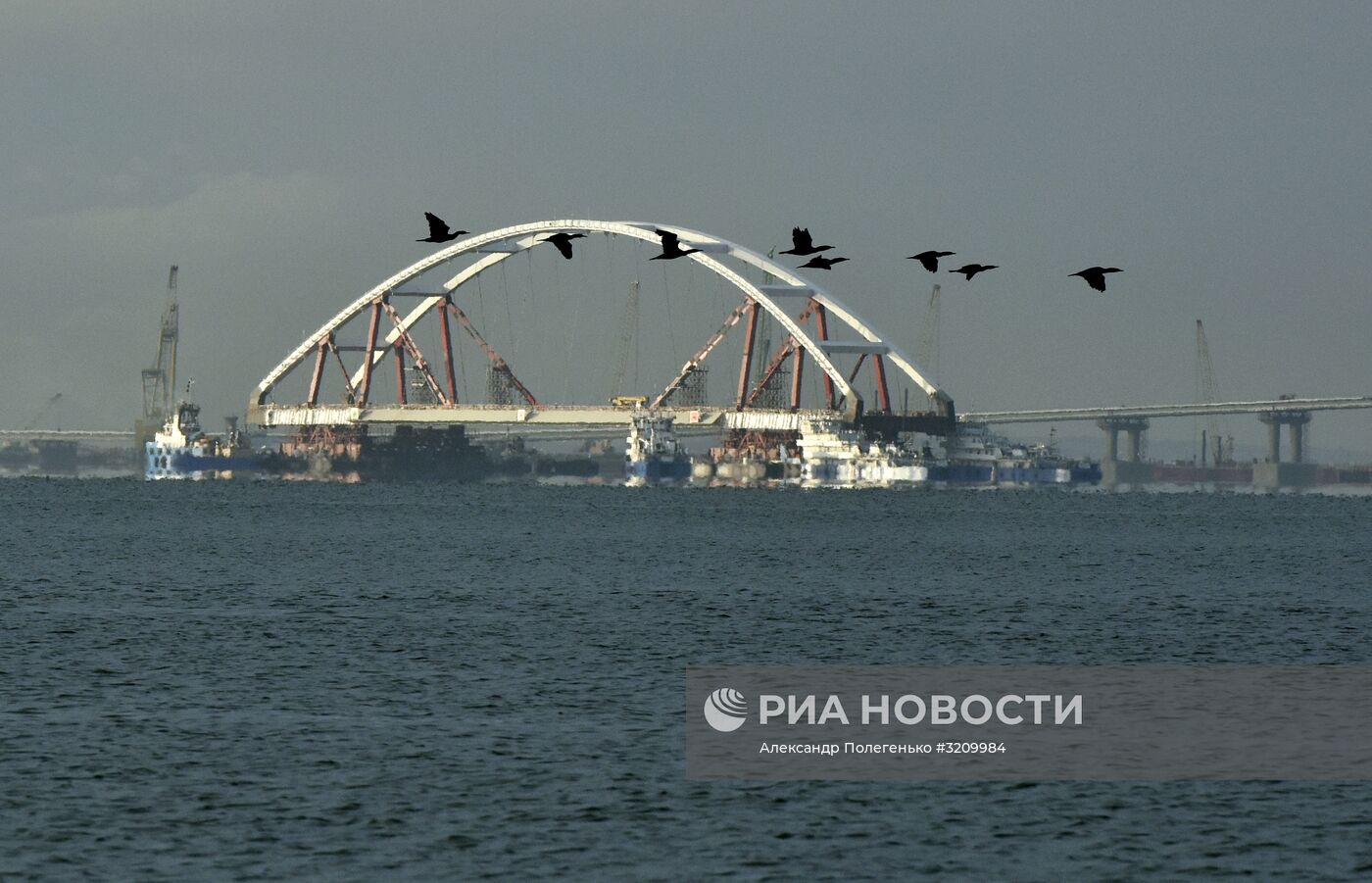 Установка автодорожной арки Крымского моста