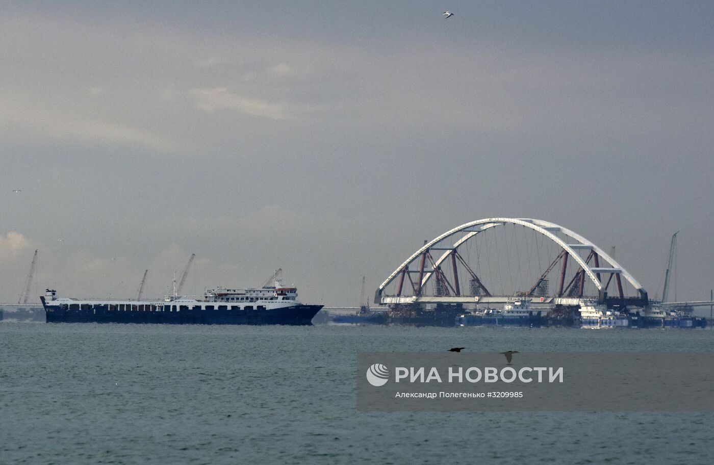 Установка автодорожной арки Крымского моста