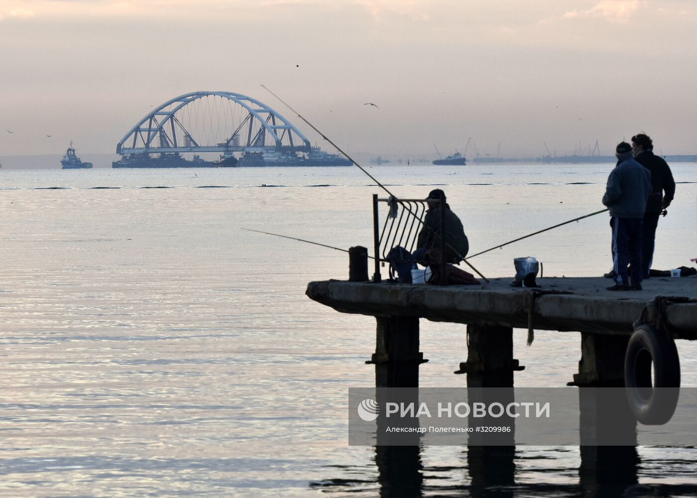 Установка автодорожной арки Крымского моста