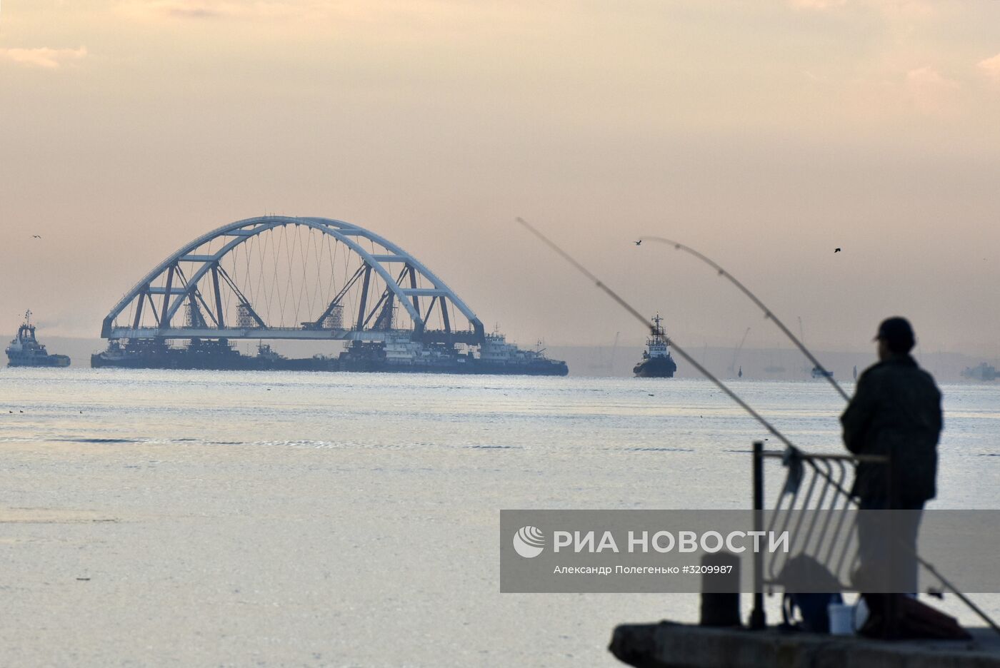 Установка автодорожной арки Крымского моста