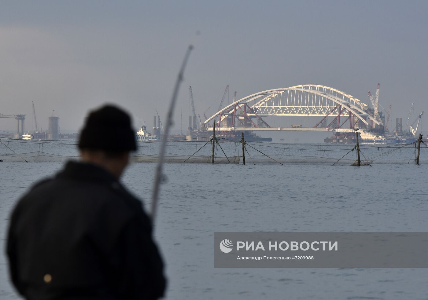 Установка автодорожной арки Крымского моста