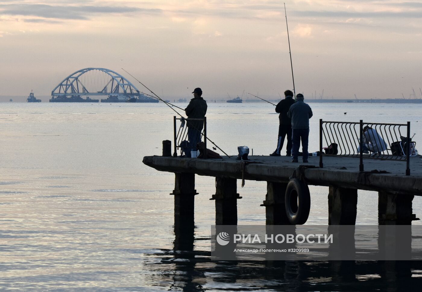Установка автодорожной арки Крымского моста