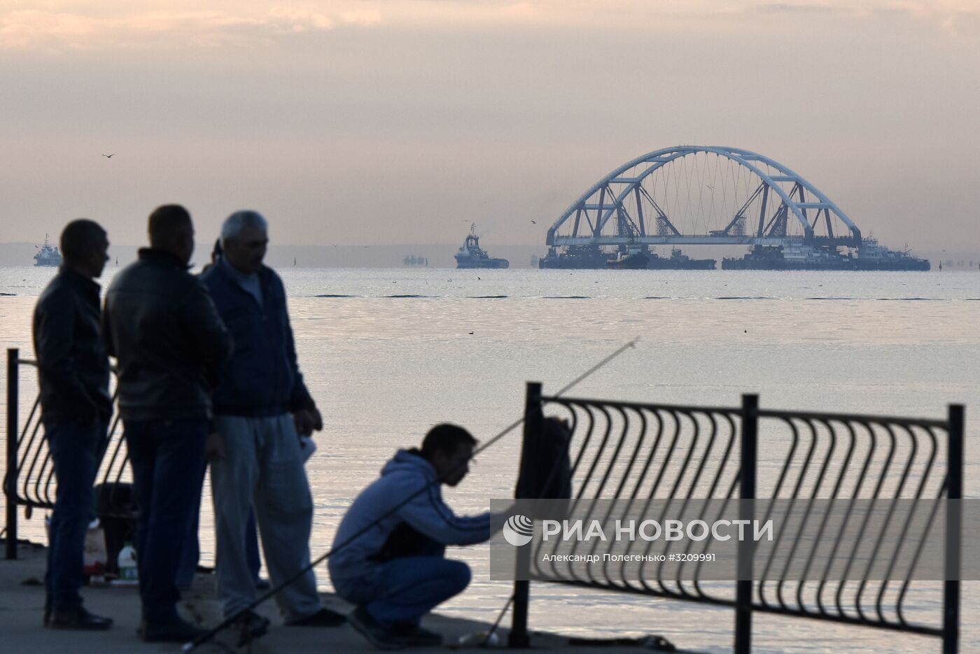 Установка автодорожной арки Крымского моста