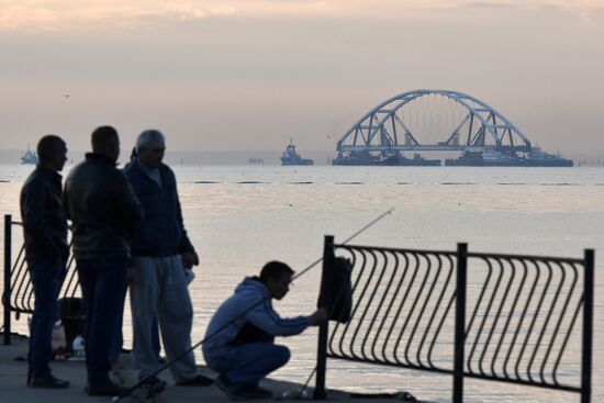 Установка автодорожной арки Крымского моста