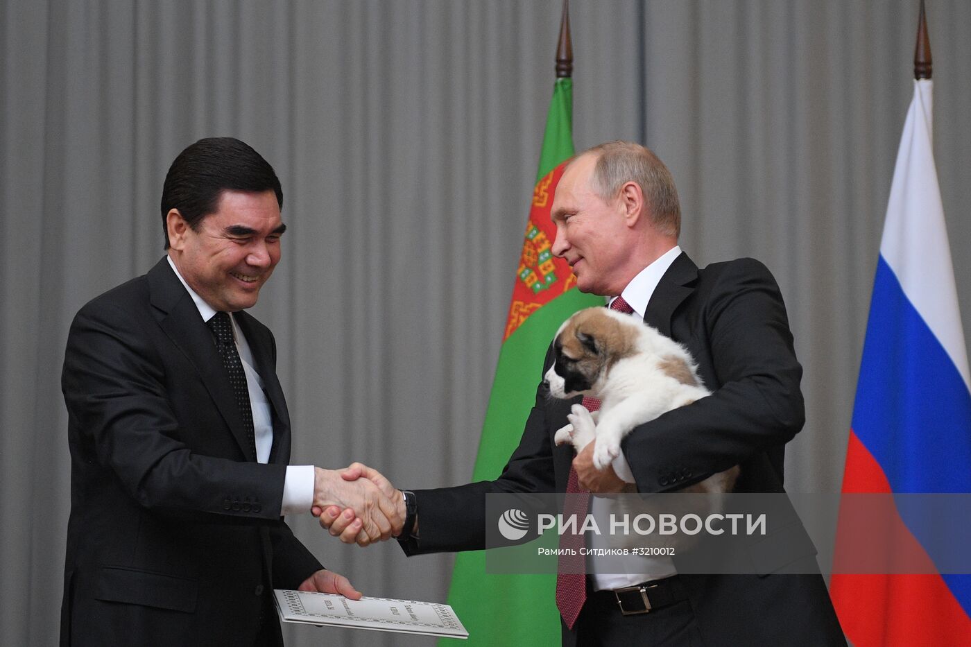 Президент РФ В. Путин встретился с президентом Туркмении Г. Бердымухамедовым