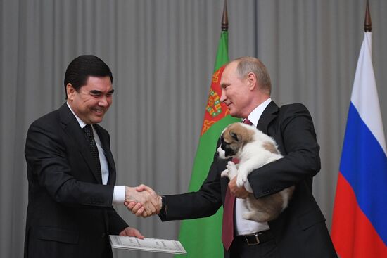 Президент РФ В. Путин встретился с президентом Туркмении Г. Бердымухамедовым