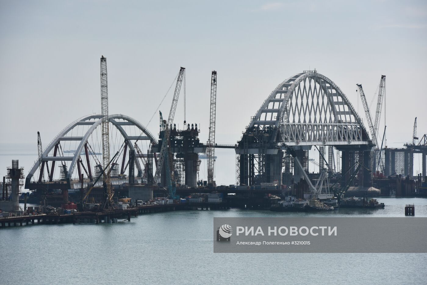 Установка автодорожной арки Крымского моста