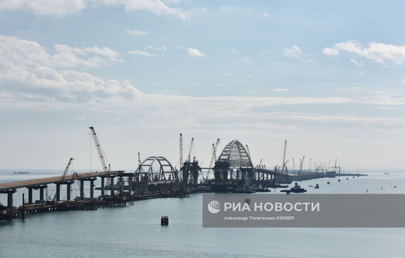 Установка автодорожной арки Крымского моста
