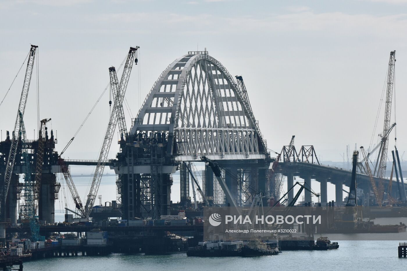 Установка автодорожной арки Крымского моста