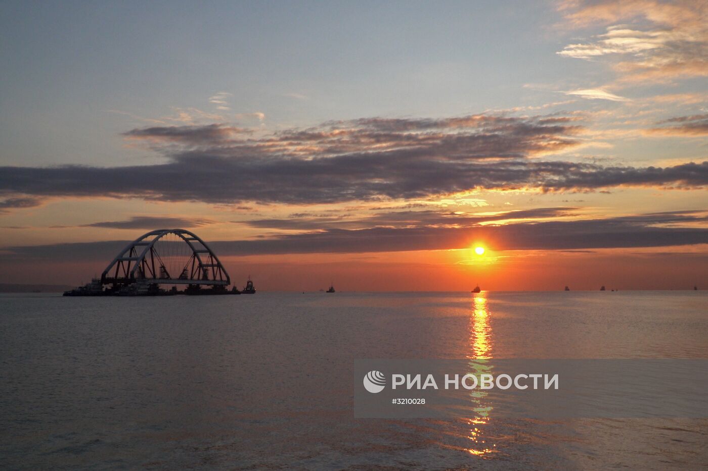 Установка автодорожной арки Крымского моста