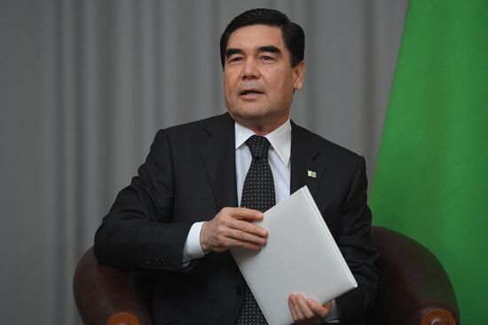 Президент РФ В. Путин встретился с президентом Туркмении Г. Бердымухамедовым