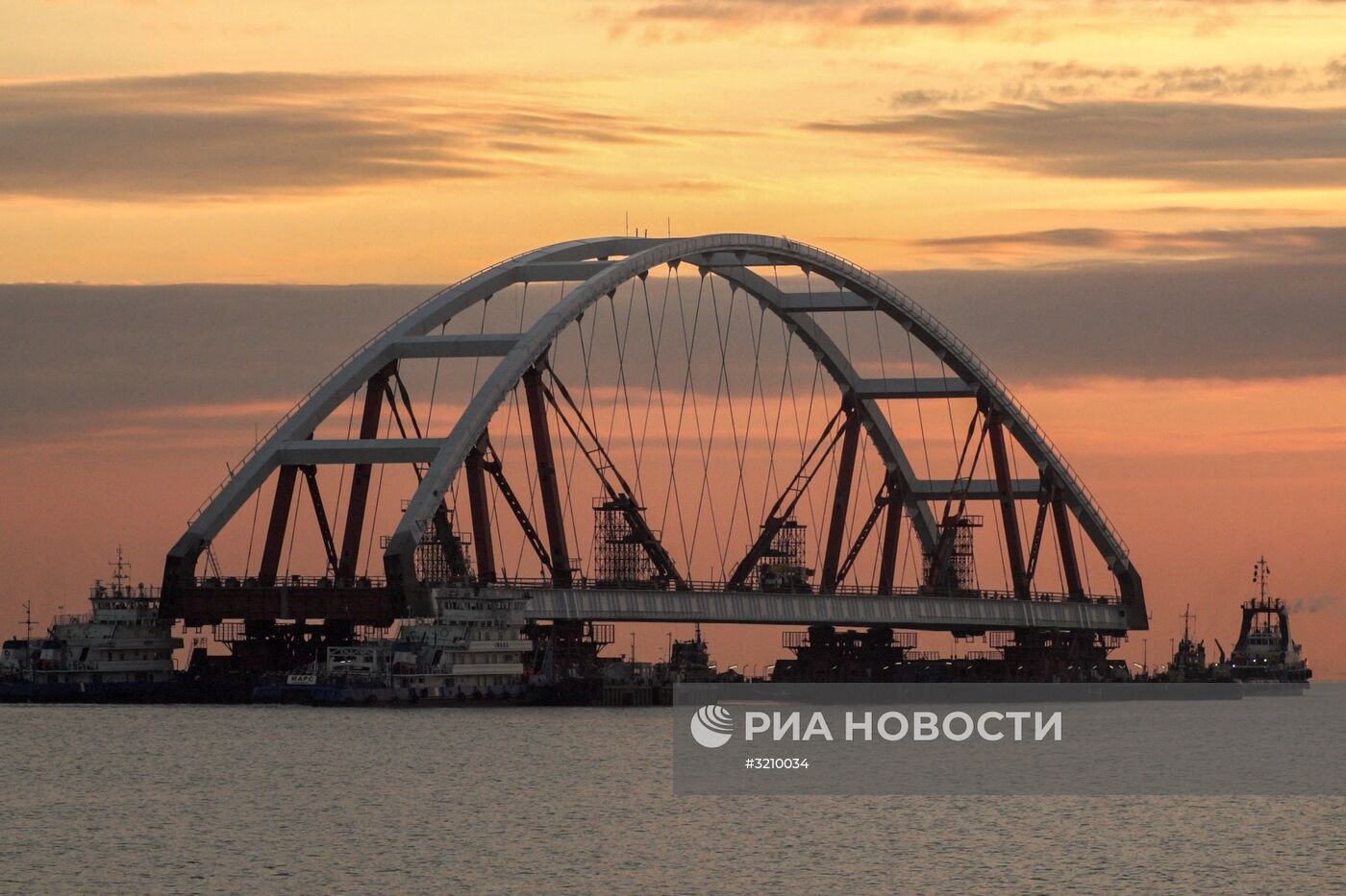 Установка автодорожной арки Крымского моста