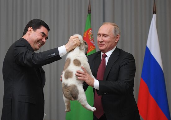 Президент РФ В. Путин встретился с президентом Туркмении Г. Бердымухамедовым