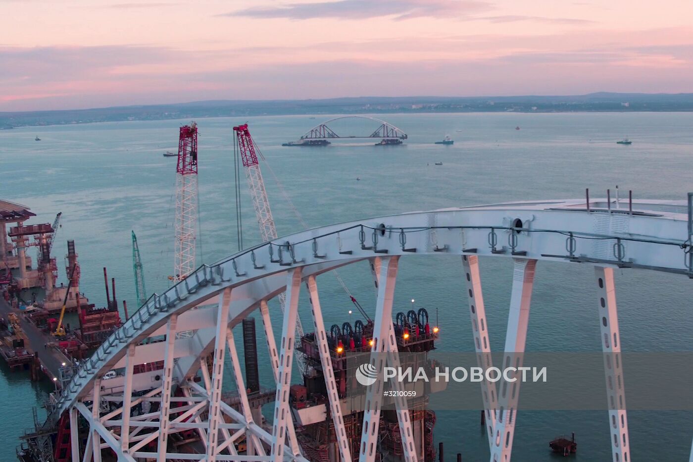 Установка автодорожной арки Крымского моста