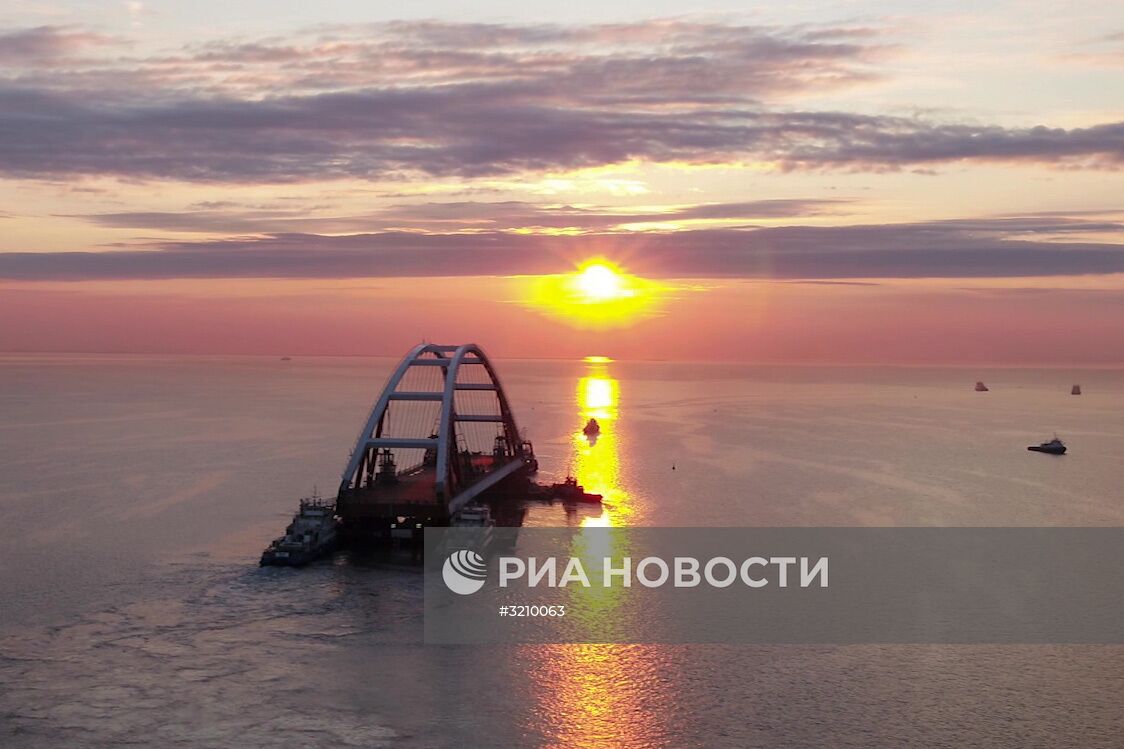 Установка автодорожной арки Крымского моста