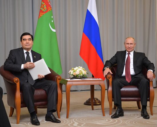 Президент РФ В. Путин встретился с президентом Туркмении Г. Бердымухамедовым