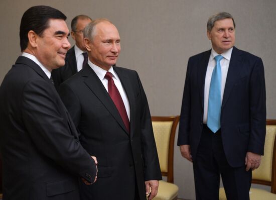 Президент РФ В. Путин встретился с президентом Туркмении Г. Бердымухамедовым