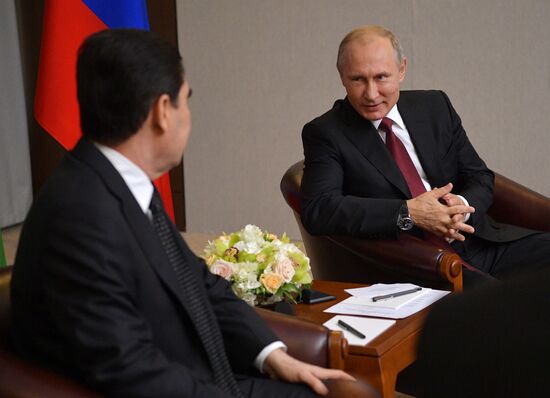 Президент РФ В. Путин встретился с президентом Туркмении Г. Бердымухамедовым